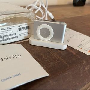 IPOD SHUFFLE 2nd Generation Silver! New! Never used! Collector Item!